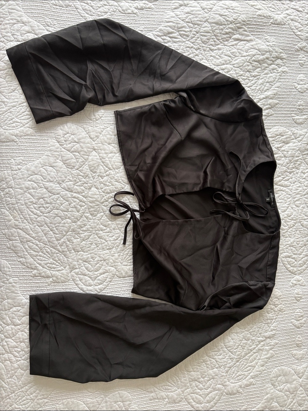 Dynamite Black Tie-Front Long Sleeve Crop Top